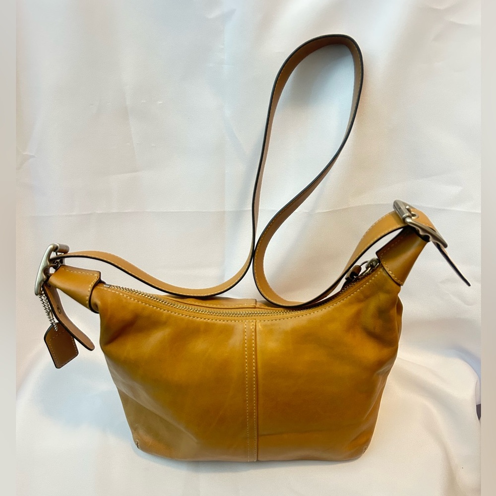 Coach Elegant Tan Leather Shoulder Bag